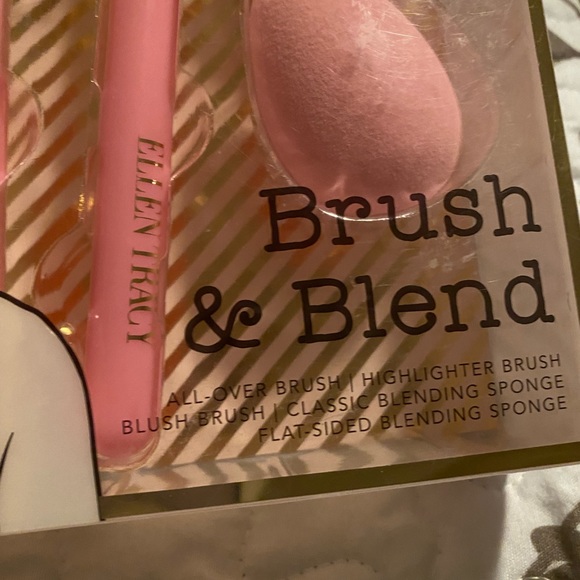 ELLEN TRACY AIRBRUSH SKIN WITH 2 SPONGES AND 3 BRUSHES. - Picture 2 of 4